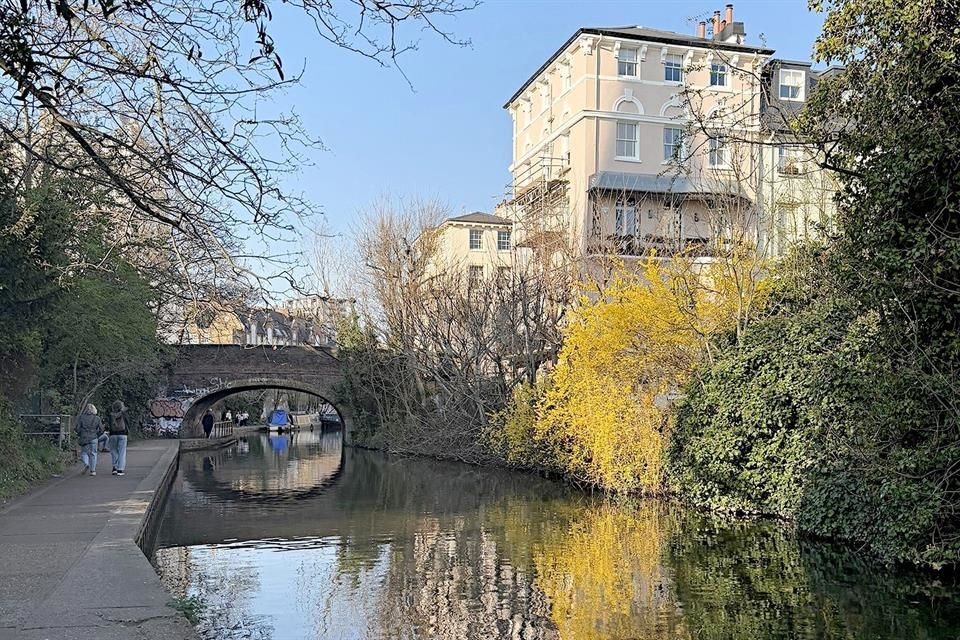 Primrose Tepesi'nin yamacındaki kanal.