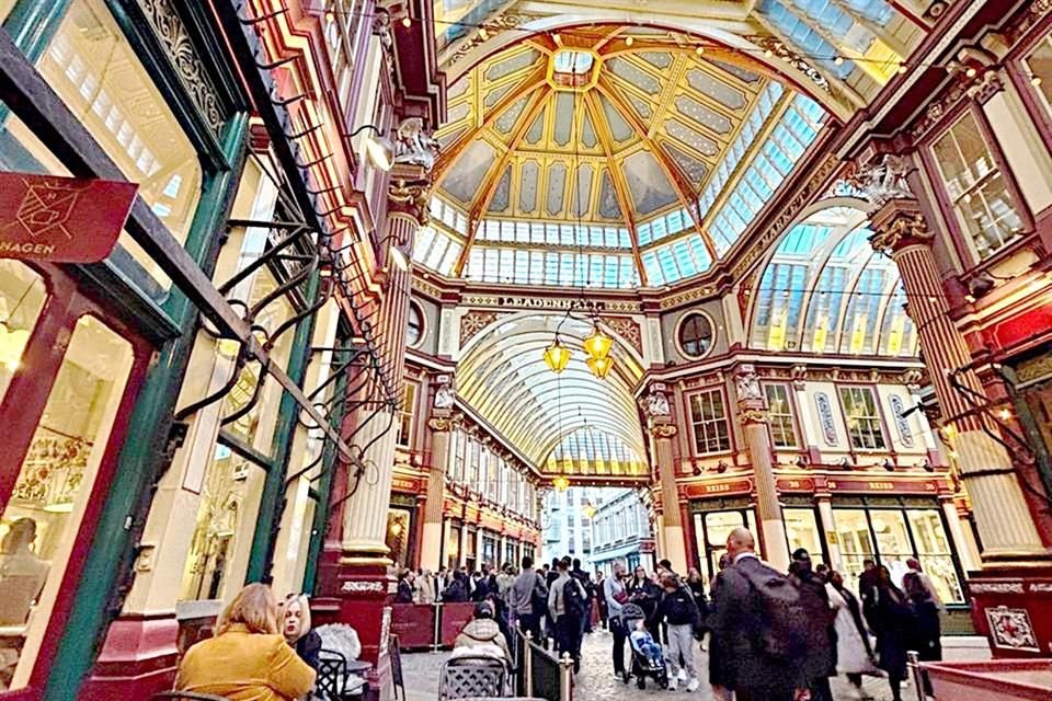 Harry Potter: King's Cross İstasyonu'ndaki 9 ve 3/4 numaralı peronu veya Diagon Yolu'nu anımsatan Leadenhall Pazarı'nı ziyaret edin.