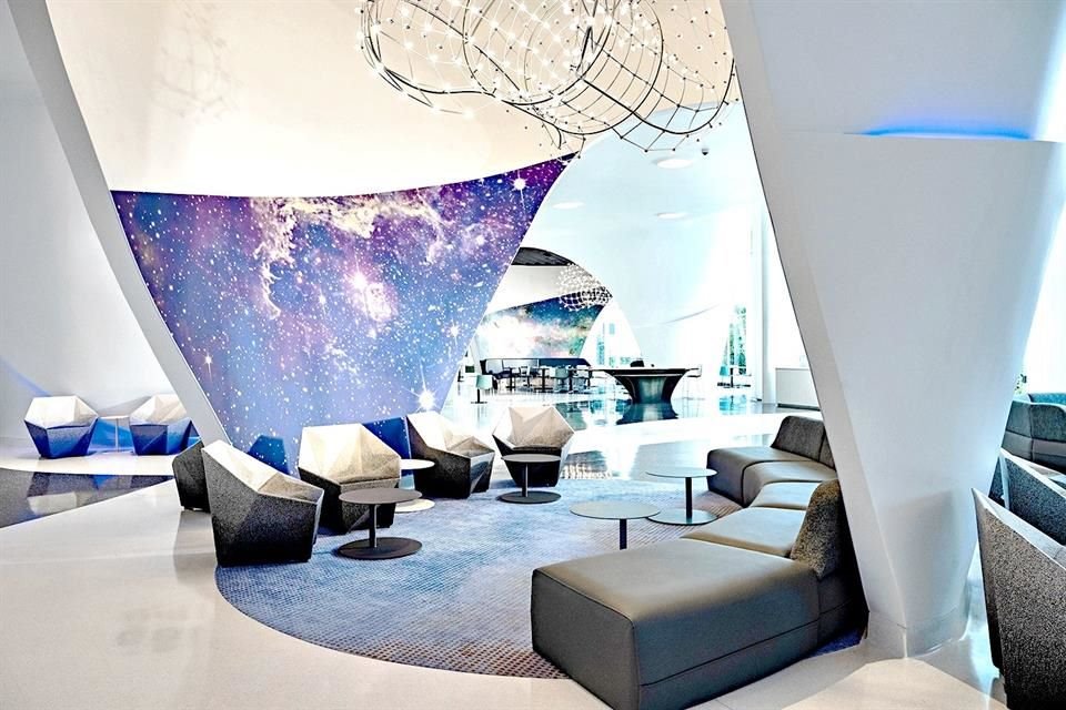Detalhes exclusivos, como janelas no estilo de estação espacial, tornam cada estadia uma experiência inesquecível.