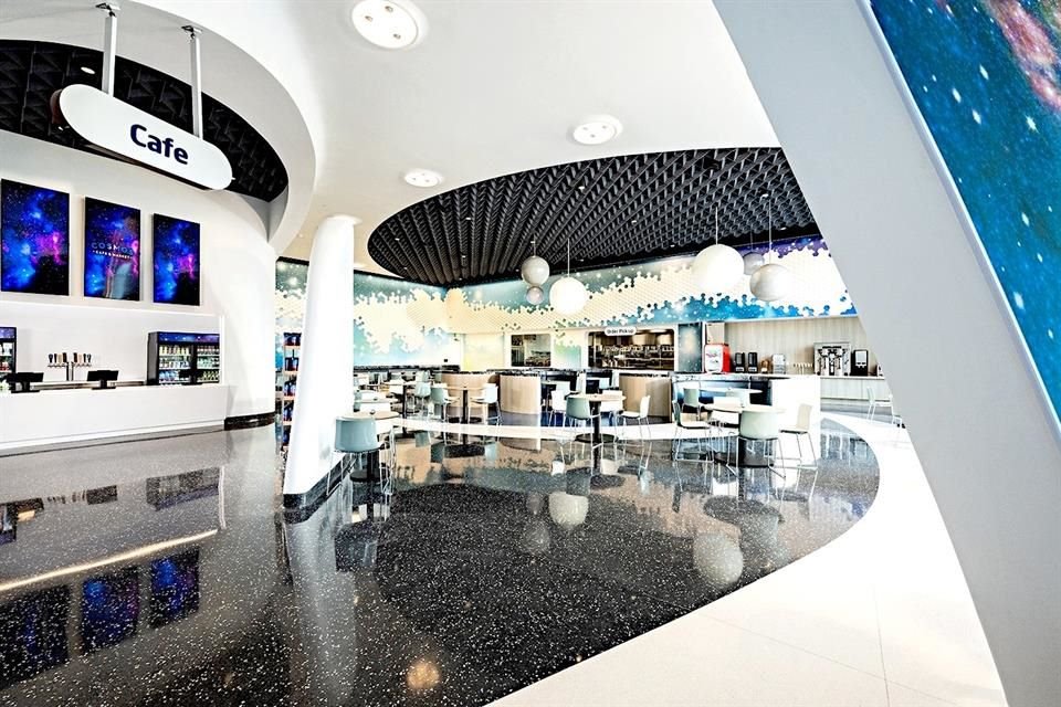 As opções gastronômicas incluem o Cosmos Café and Market, o Galaxy Bar e o Galaxy Grill, que combinam criatividade culinária com um tema galáctico.