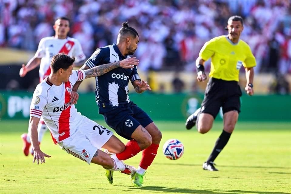 Rayados sorprendió con el 'Tecatito' Corona de inicio.