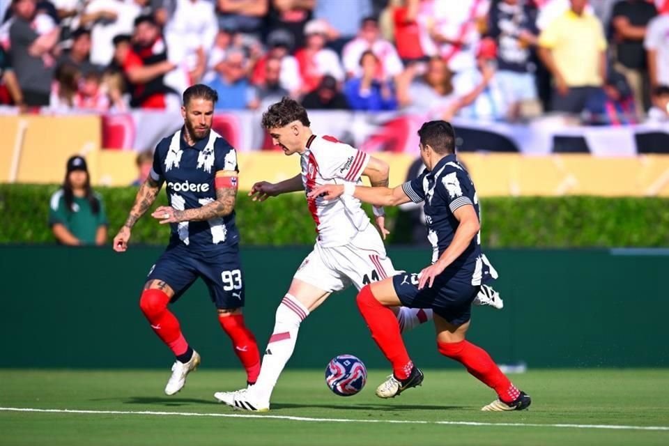 Facundo Colidio trata de salir a la marca de Sergio Ramos y Stefan Medina.