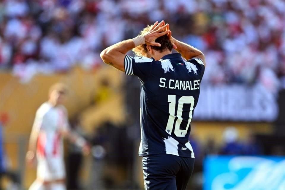 Sergio Canales se lamenta tras un potente disparo que atajó Armani, arquero del River en el primer tiempo.