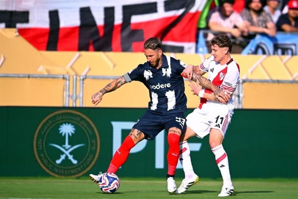 Sergio Ramos por momentos sentía la intensidad de los argentinos.