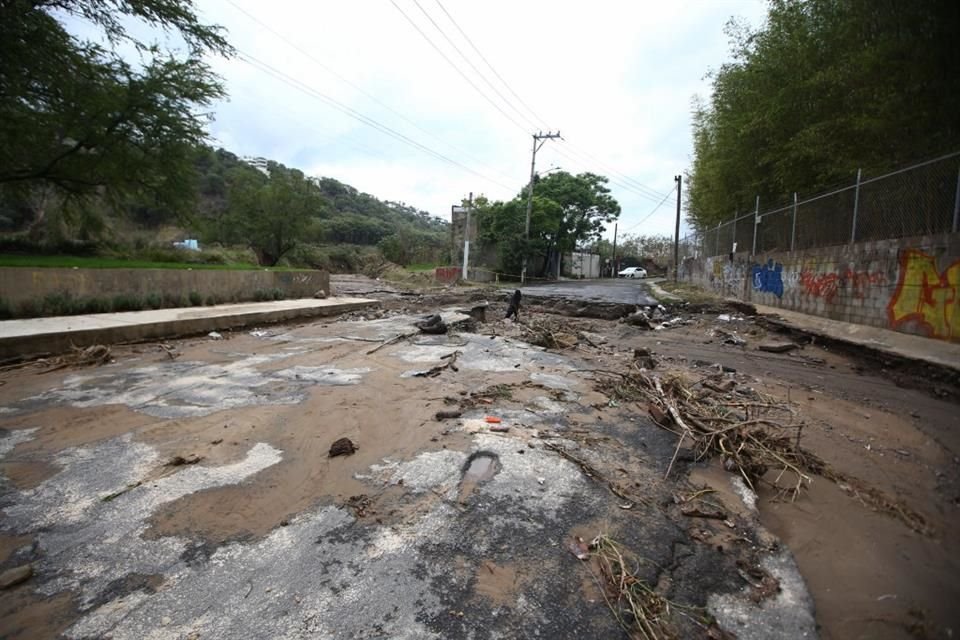 En el cruce de Francisco Javier Mina y Prolongación Mariano Otero, en Santa Ana Tepetitlán, el pavimento se levantó.