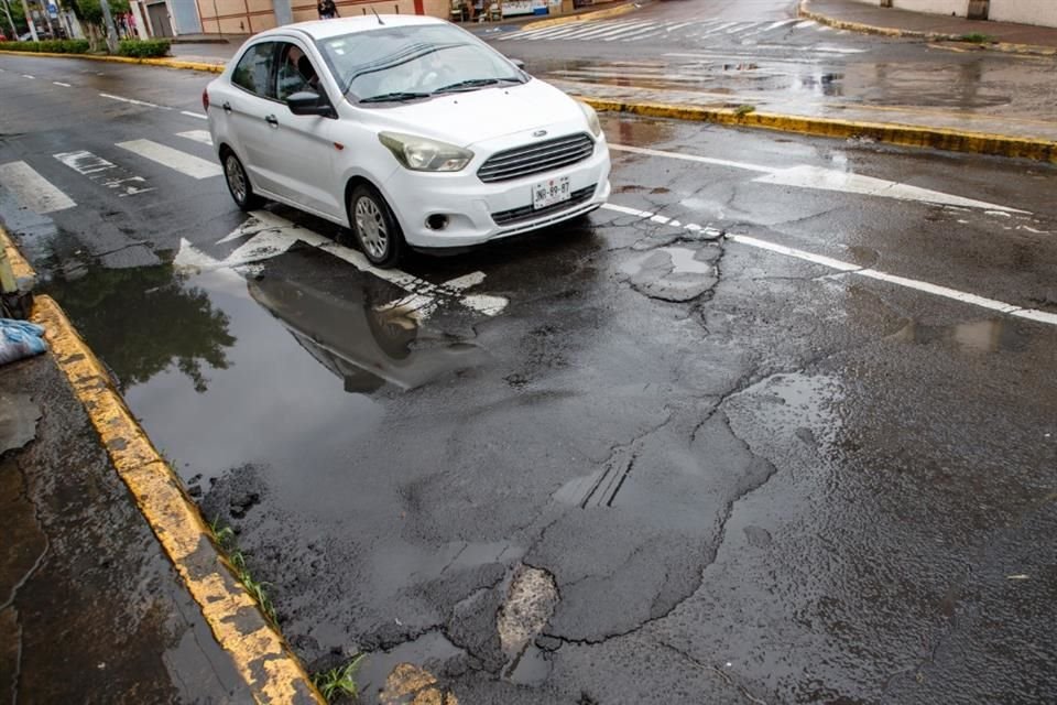 Después de una lluvia continua aparecen los baches por la ZMG.
