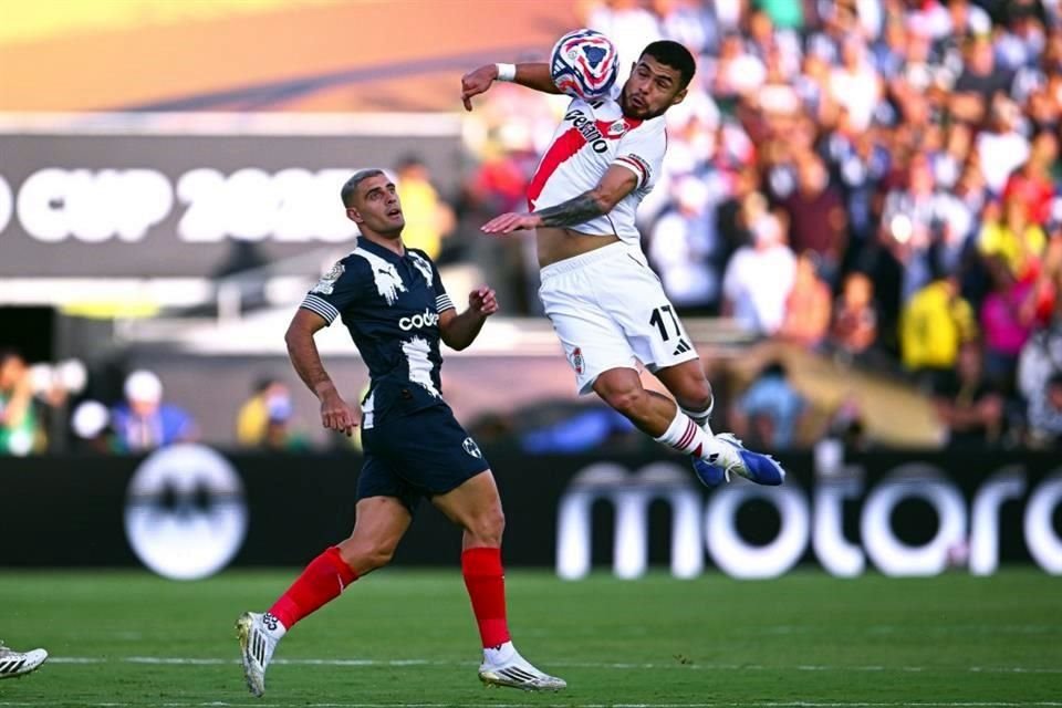 Paulo Díaz controla un balón ante la mirada de Berterame.
