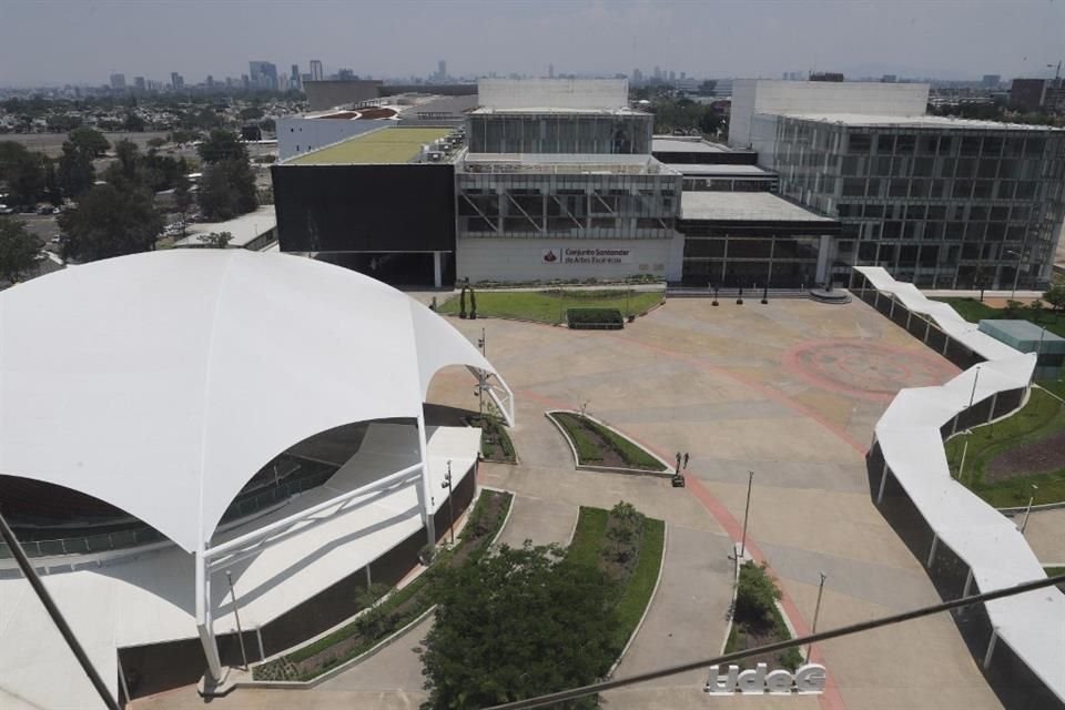 El Centro Cultural Universitario fue visionado por Raúl Padilla; su proyecto completo incluye edificios de oficinas y vivienda.