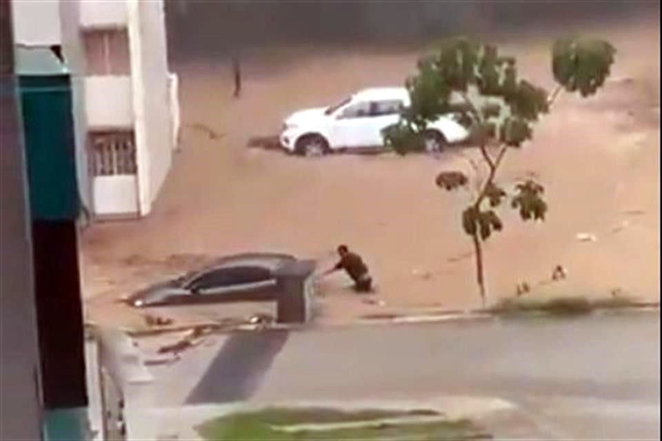 En videos subidos a redes se observa que al menos dos vehículos son arrastrados por las corrientes de agua.