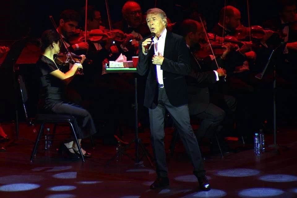 Abrazado con los aplausos de la audiencia, el originario de Aguascalientes apareció en el Escenario GNP a las 21:24 horas para fusionar música y poesía en el show ¡Vive... Por Siempre!.