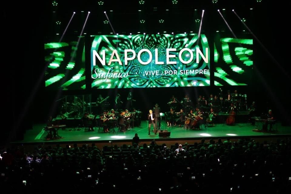 Para prender el fuego de las emociones del público reunido en el recinto, Napoleón echó 'Leña Verde', su primer canción de la velada.