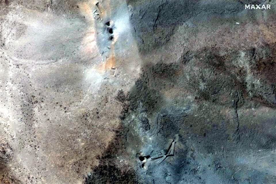 Imagen satelital que muestra los daños (orificios) causados por el bombardeo de Estados Unidos al centro nuclear de Fordo, Irán.