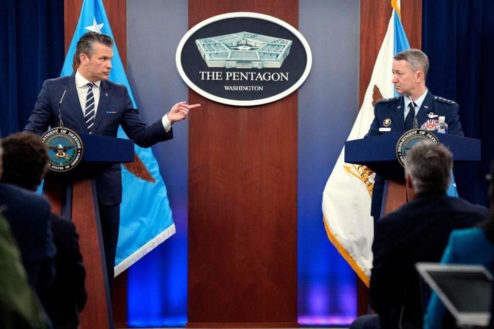 El Secretario de la Defensa, Pete Hegseth (izquierda), junto con el jefe del Estado Mayor, Dan Caine, dieron detalles de la operación contra Irán.