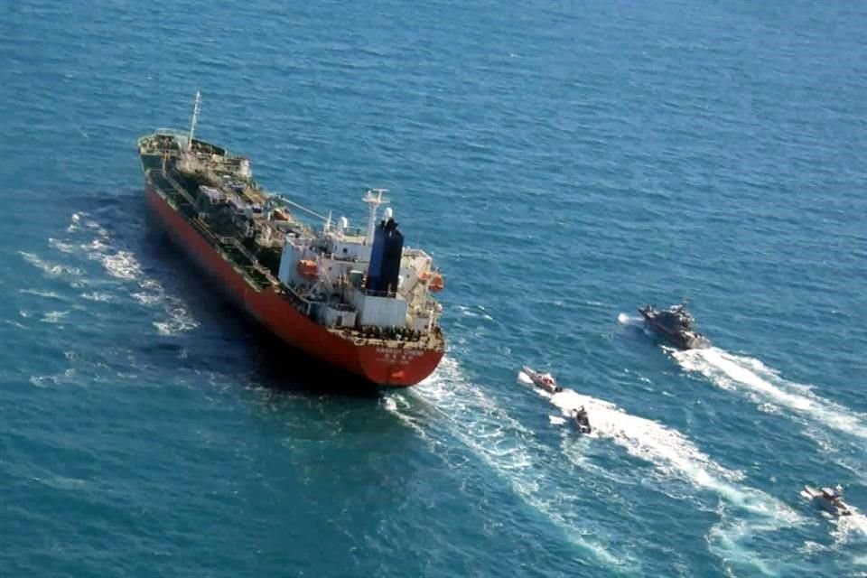 Na de Amerikaanse aanval stemde het Iraanse parlement voor het afsluiten van de Straat van Hormuz, waardoor ongeveer 20% van alle olie en gas ter wereld stroomt.