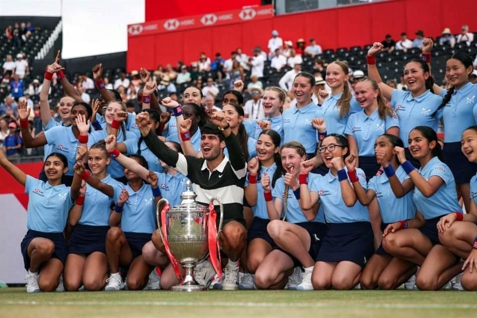 La tradicional foto del recuerdo con el grupo de ballgirls.