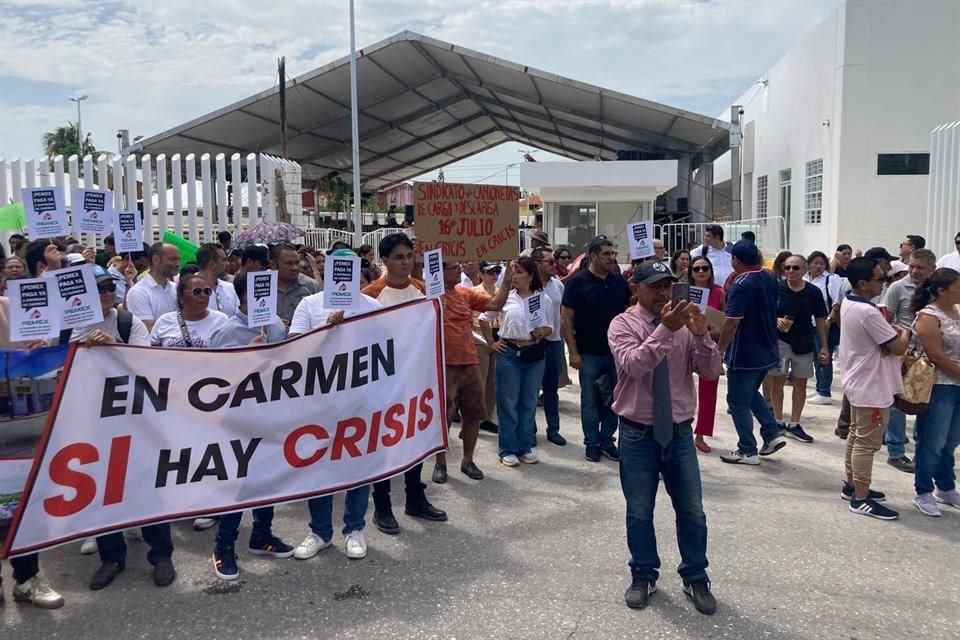 Empresarios y trabajadores reclamaron pagos de Pemex, que les adeudan desde el año pasado, afuera de acto de Sheinbaum, en Campeche.