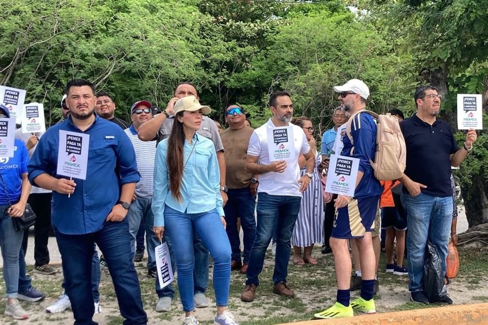 El grupo de acreedores, encabezado por la presidenta de la Canacintra en esta ciudad, Brisney Salvagno Rejón, llegó con un equipo de sonido y pequeños carteles acusando el adeudo.