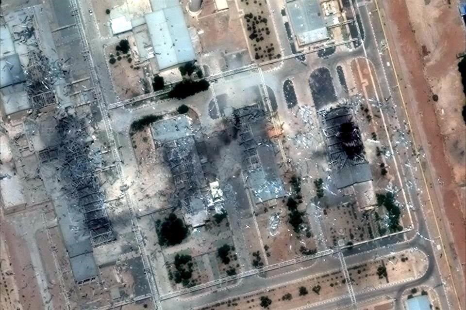 Imagen de satélite de Maxar Technologies muestra los daños causados por los ataques estadounidenses contra las instalaciones de enriquecimiento nuclear de Isfahan, en el centro de Irán.