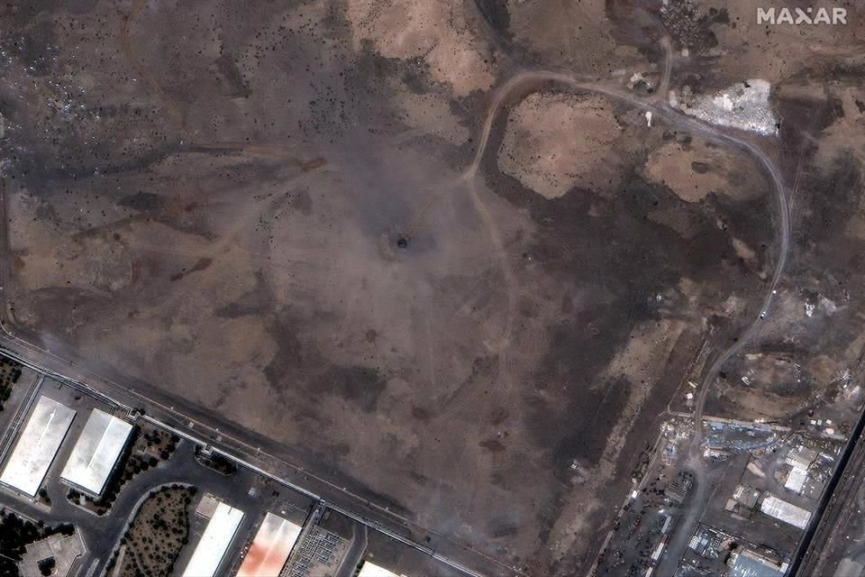 Esta imagen de satélite facilitada por Maxar Technologies muestra un cráter sobre las instalaciones subterráneas de enriquecimiento de Natanz, en Irán, tras los ataques estadounidenses.