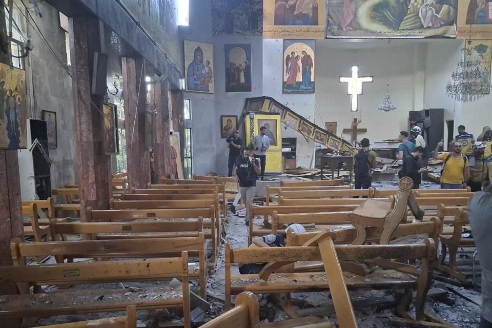 Un atacante suicida detonó sus explosivos el domingo dentro de una iglesia llena de personas en Siria. Se reportaron fallecidos y heridos.