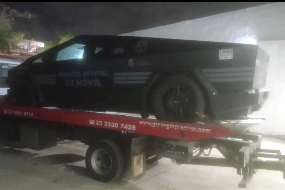 Imágenes de la Cybertruck en grúa causaron especulaciones en las redes sociales, donde se señalaba que había sufrido una falla mecánica.