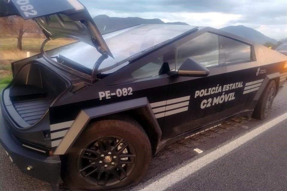 Imágenes de la Cybertruck en grúa causaron especulaciones en las redes sociales, donde se señalaba que había sufrido una falla mecánica.