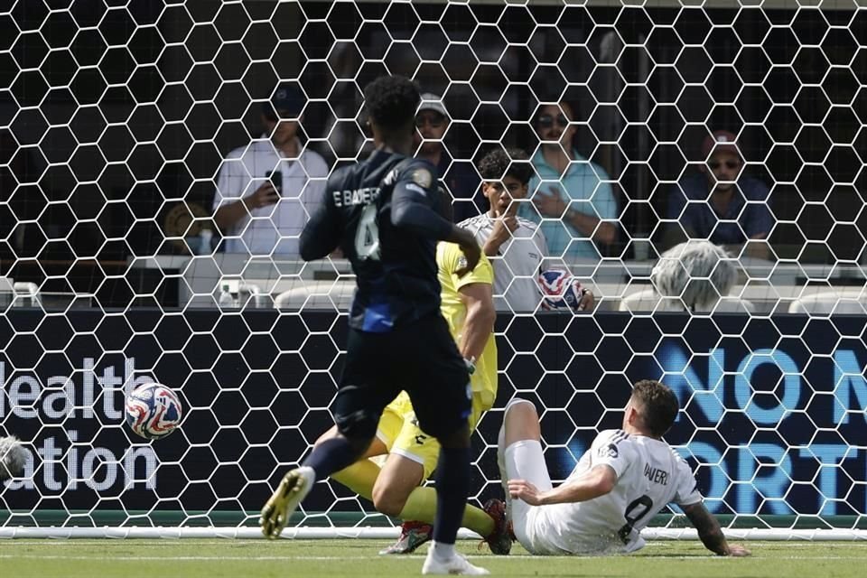 De esta manera Federico Valverde le ganó en la salida al meta Carlos Moreno para el 3-0.