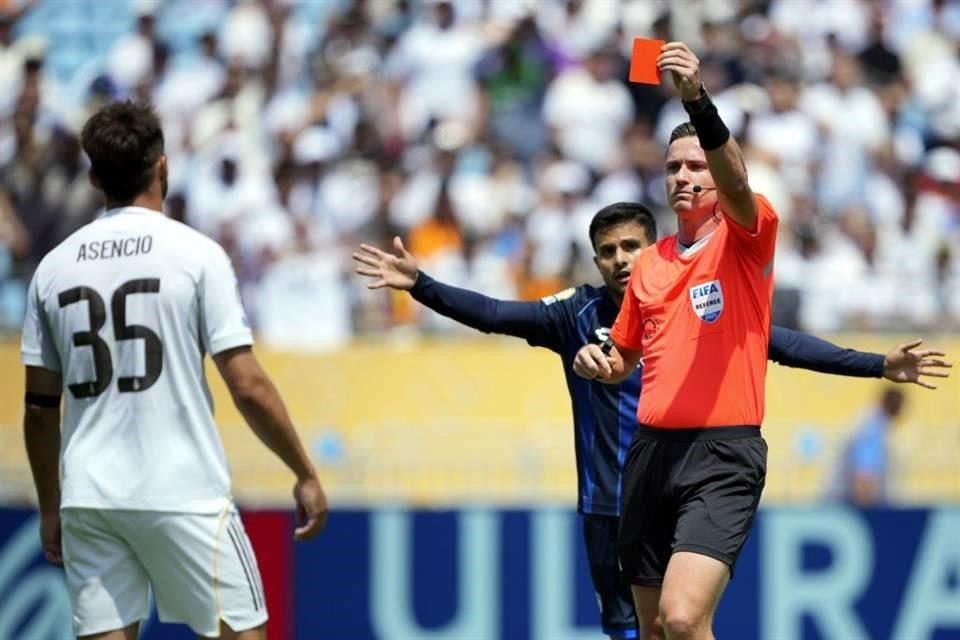 El central Ramon Abatt mostrándole la roja al central Raúl Asencio el minuto 6.