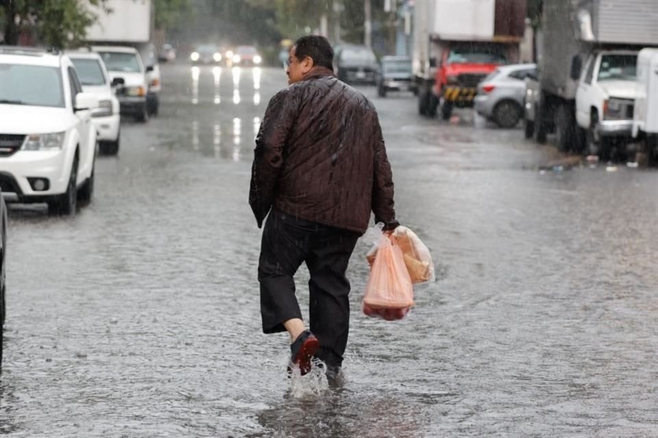 Lluvia en la Calle Eleuterio Méndez esquina con Canarias, en la Colonia Portales Norte.