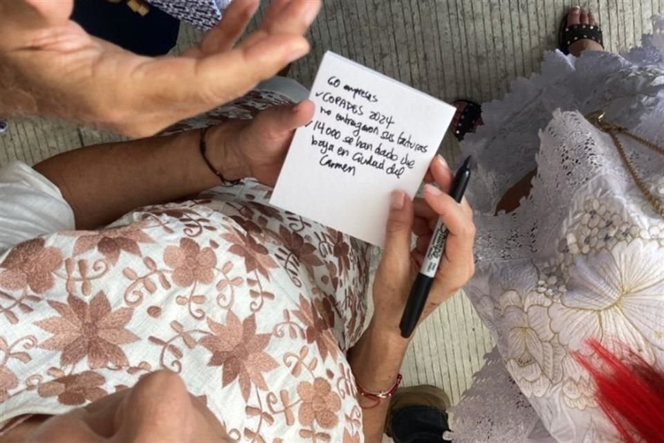 Al hablar con el titular del consejo de Negocios de Cd. del Carmen, la Presidenta Sheinbaum anotó las quejas en un papelito, entre ellas las de miles de trabajadores despedidos por adeudos de Pemex.
