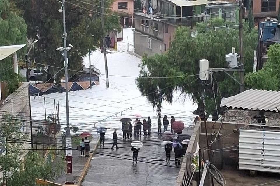 Basura y espuma invaden calles de Naucalpan tras el desbordamiento de la presa Los Cuartos.