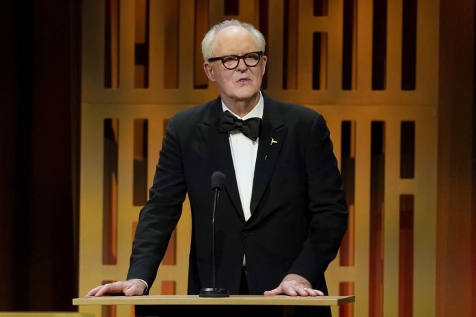 La incorporación de actores como John Lithgow, Nick Frost y Janet McTeer, entre muchos otros, al reparto de esta nueva versión, también ha emocionado a otro sector del fandom.