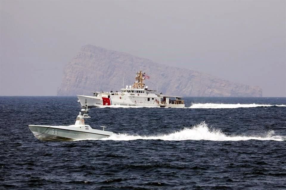 Op deze foto varen een droneschip van de Amerikaanse marine en een schip van de Amerikaanse kustwacht door de Straat van Hormuz.