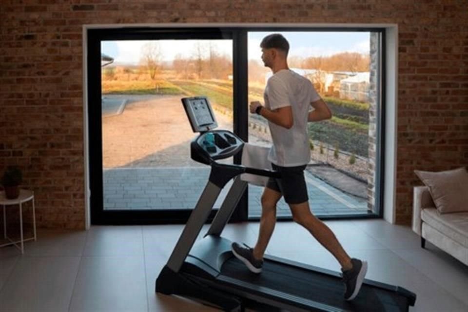 Aprende a usar la caminadora, un aparato de gran solución para el entrenamiento en casa y en espacios cerrados.