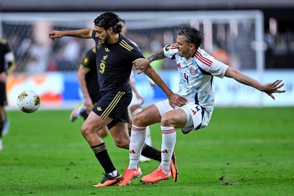 El partido arrancó con mucha intensidad, tanto así que dos defensores de Costa Rica fueron amonestados en los primeros tres minutos de juego.
