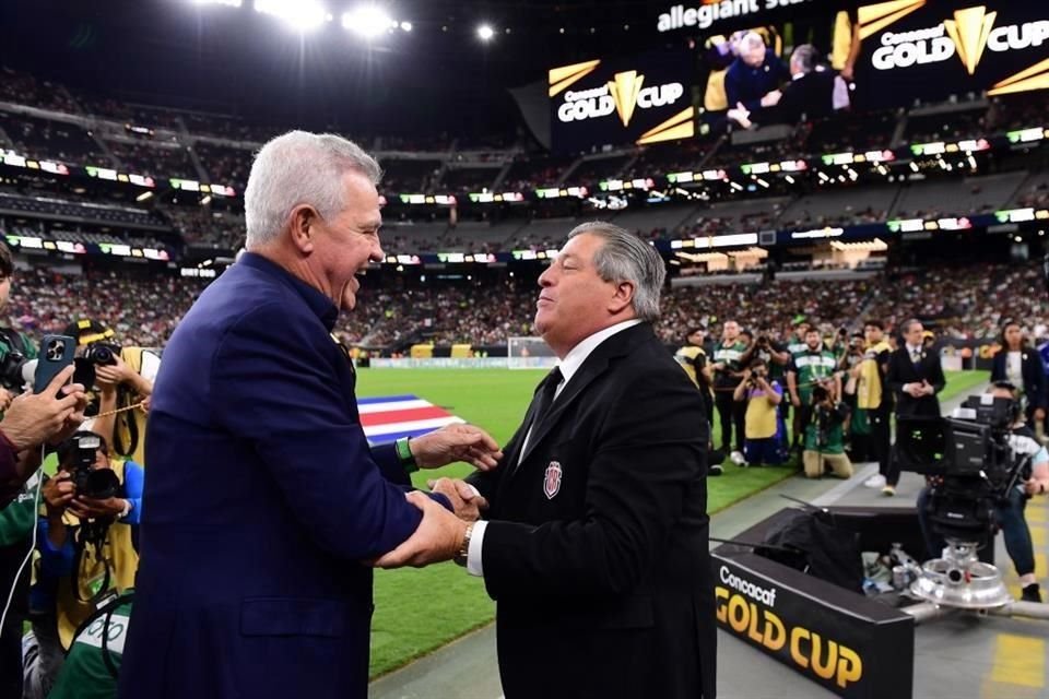 Javier Aguirre y Miguel Herrera se saludaron con mucha alegría y se abrazaron de cara al duelo entre México y Costa Rica.