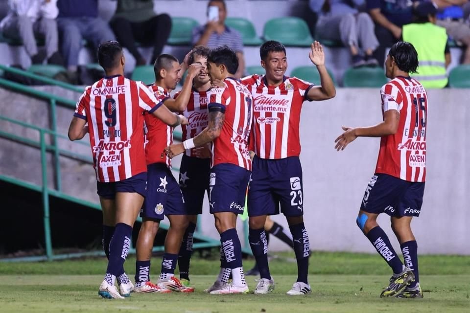 Las Chivas de Gabriel Milito cerraron de manera triunfal la Copa Morelos al quedarse con el trofeo tras vencer al León 2-0.