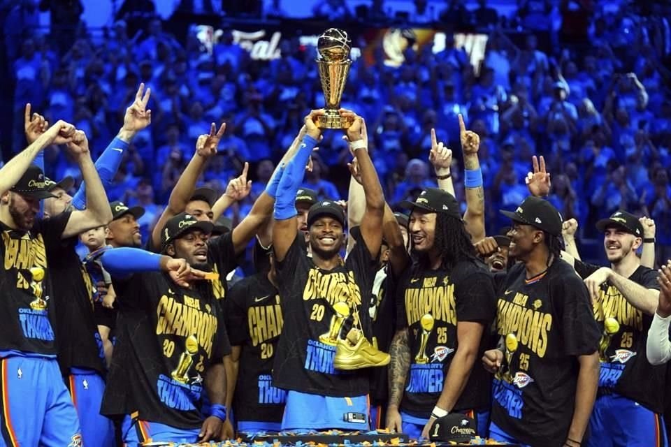 Shai Gilgeous-Alexander se encargó de levantar el trofeo de campeón.