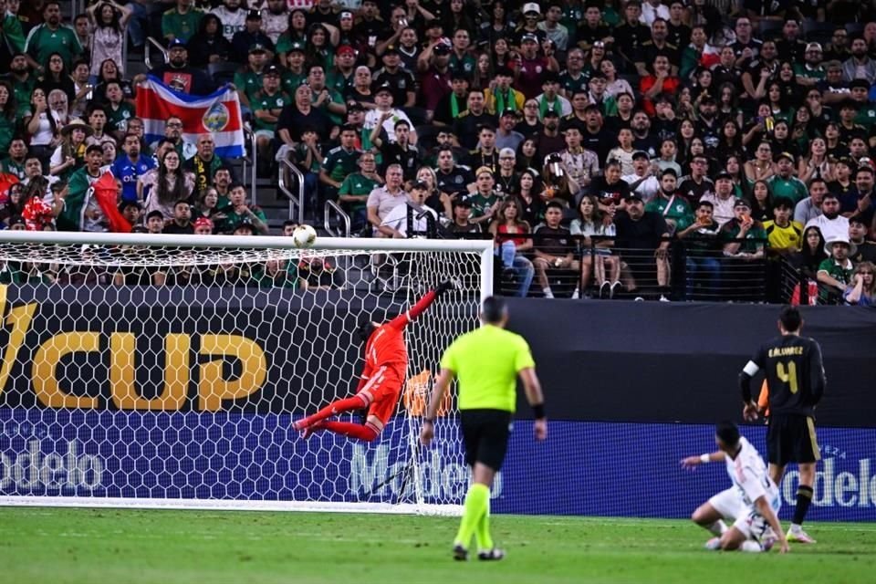 Alonso Martínez tuvo la jugada más clara de todo el partido al estrellar el balón al travesaño con un tiro de media distancia.