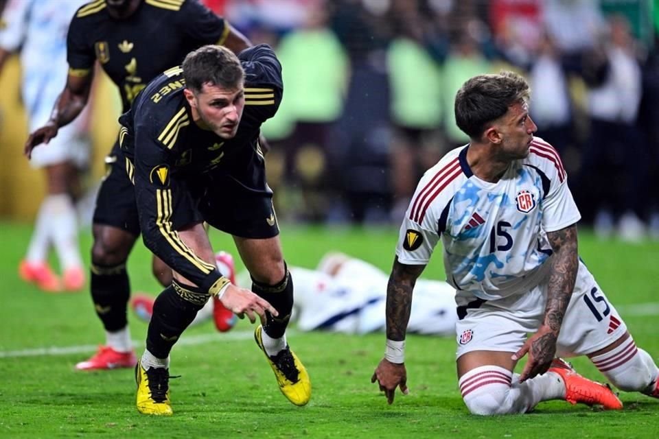 Con un zurdazo, Giménez parecía darle la victoria a México, pero la intervención del VAR por fuera de lugar del jugador del Milán echó para atrás los festejos.