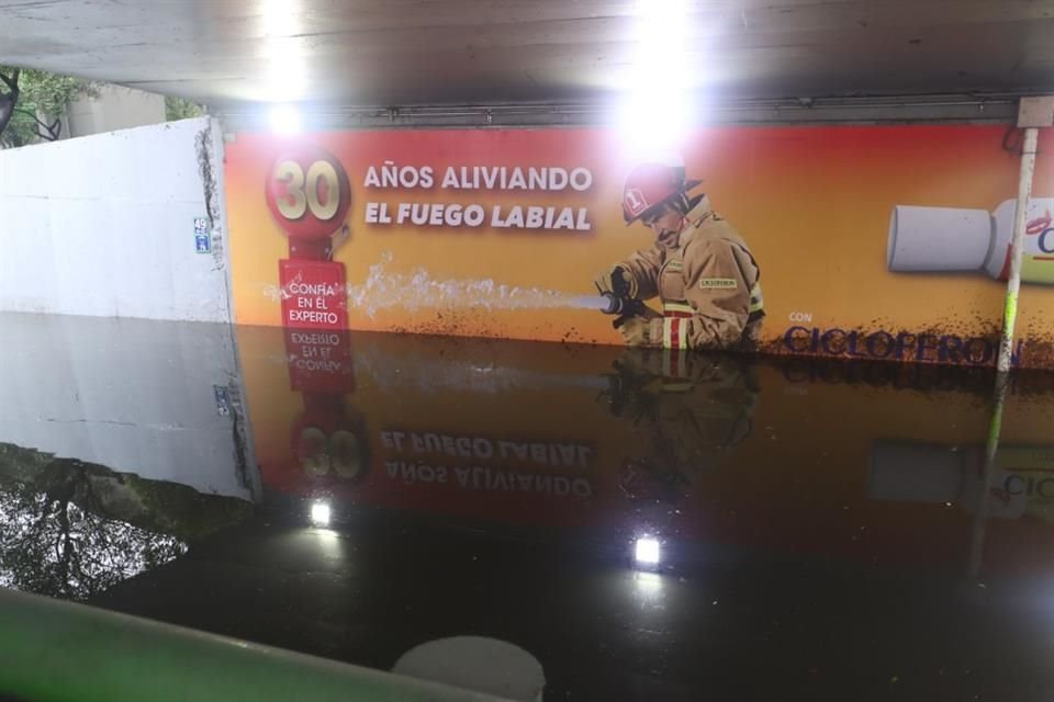 Automóviles quedaron varados en encharcamientos; elementos de la SSC los auxiliaron.