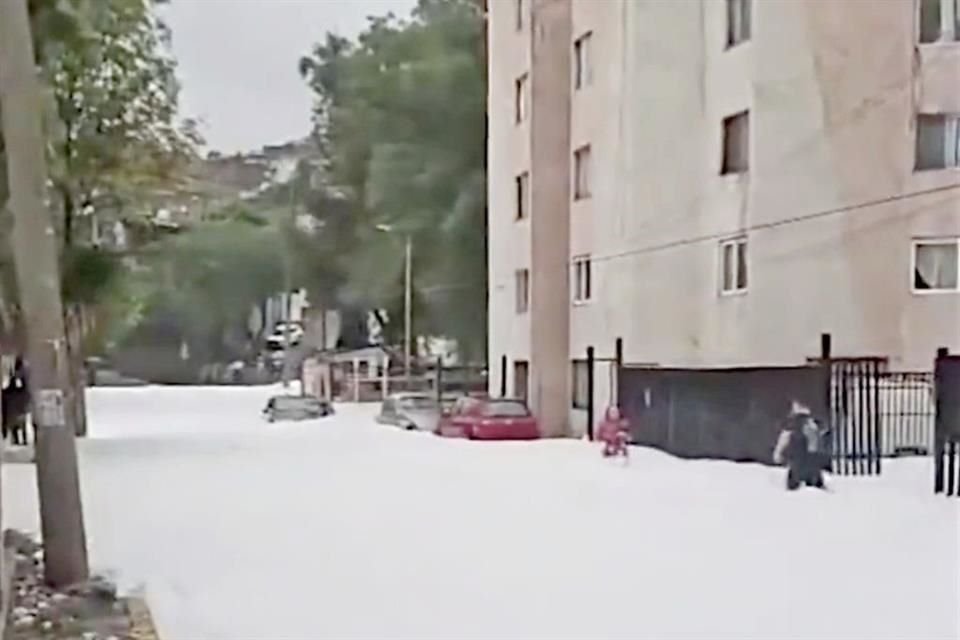 El centro del País vivió un domingo de lluvias torrenciales con graves inundaciones, desbordamiento de ríos y deslizamiento de cerros.