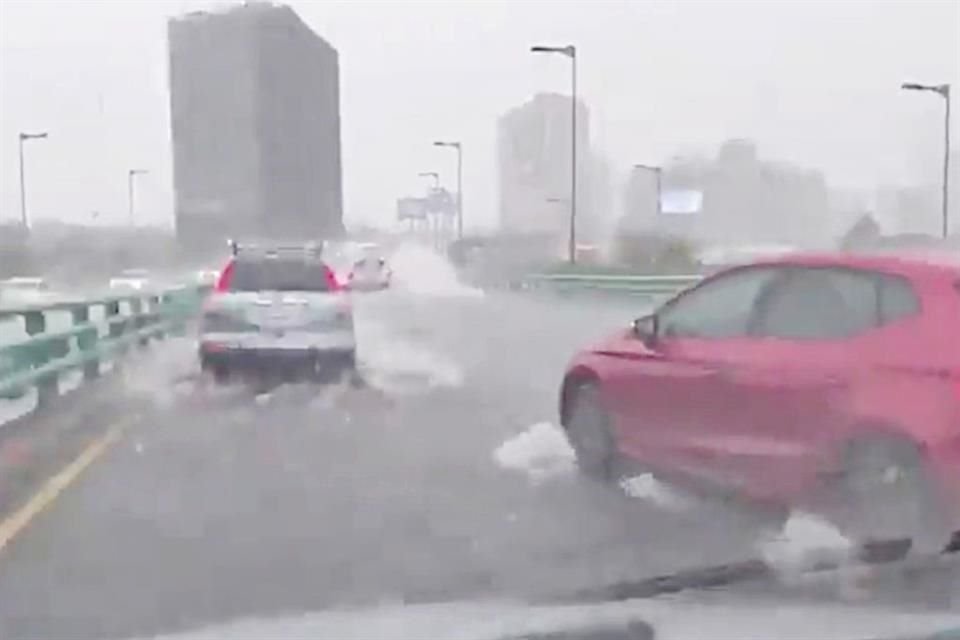 El centro del País vivió un domingo de lluvias torrenciales con graves inundaciones, desbordamiento de ríos y deslizamiento de cerros.