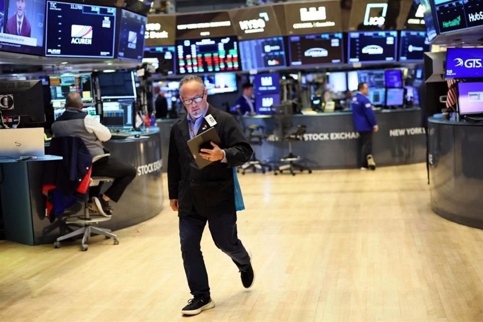 Wall Street pazartesi günü erken işlemlerde önemli bir sorun yaşamadan işlem gördü.