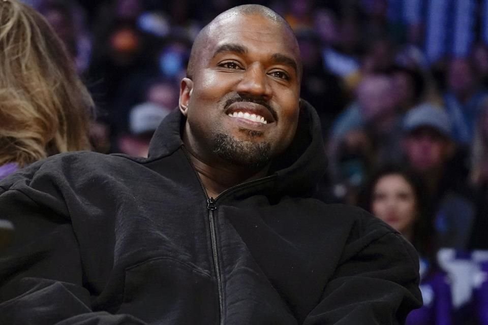 West, que ha ganado 24 Grammys a lo largo de su carrera, ha adquirido mala fama en los últimos años por su comportamiento errático y su retórica cada vez más antisemita y llena de odio.