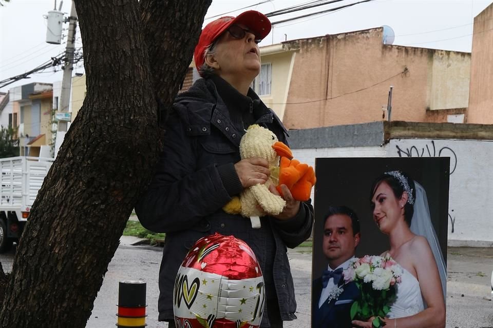 La tía de Fernanda, Claudia Álvarez en el sexto aniversario  luctuoso donde perdió también la vida Alejandro.