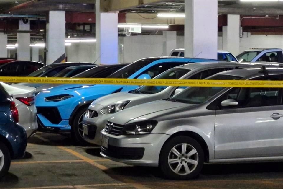 La camioneta Lamborghini fue hallada en el estacionamiento de WalMart Valle Oriente, en Monterrey.