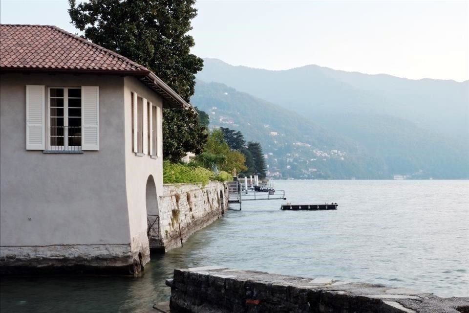 Las aguas del lago de Como abrazan la residencia, inundándola con sus olas y atravesándola con sus cambiantes reflejos.