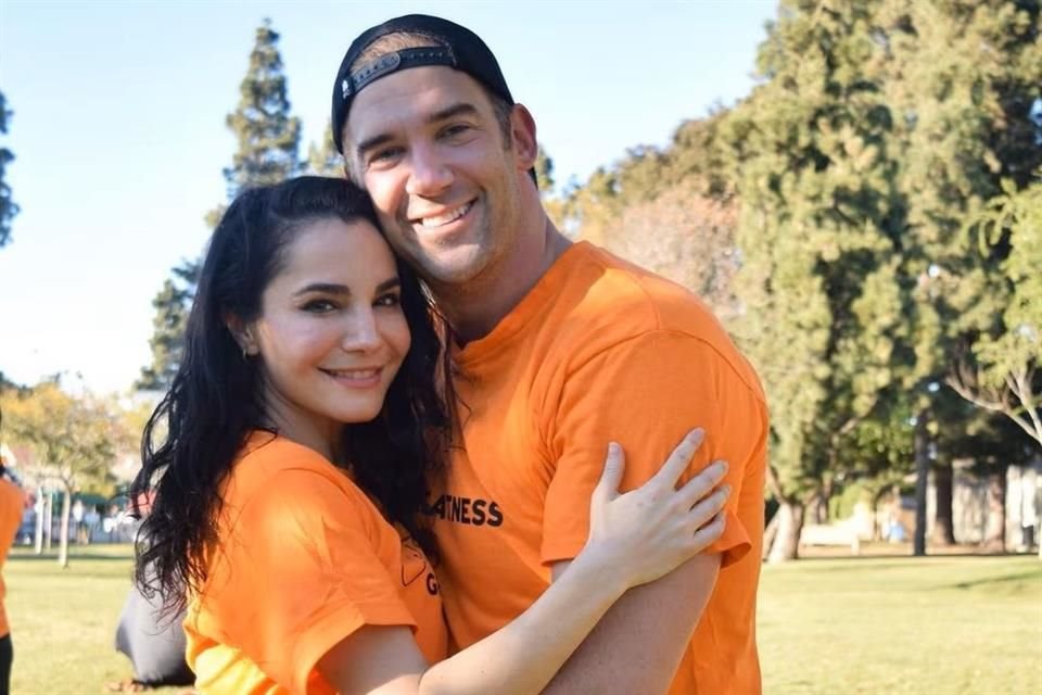 La actriz Martha Higareda y su esposo, el ex jugador de futbol Lewis Howes, revelaron que esperan su primer bebé, a cuatro meses de su boda.