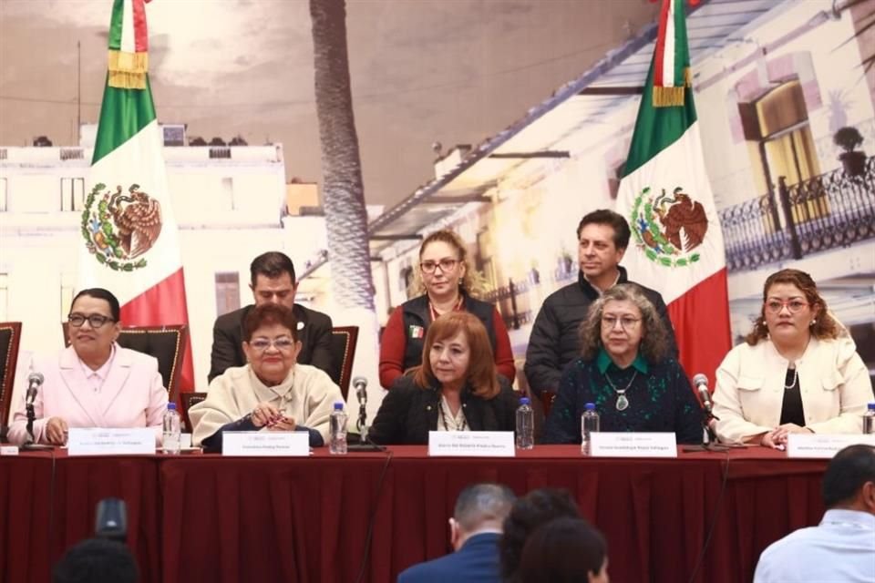 Rosario Piedra, titular de la CNDH, en medio de las funcionarias presentes en presentación de iniciativa en materia de desaparecidos.
